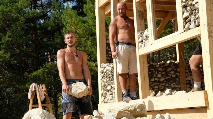 Farmári na stavbe zvonice