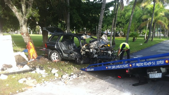 Zdemolované auto, ktoré narazilo do kostola