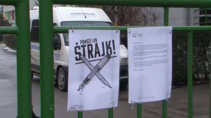 Vchod do jednej škôl v Handlovej.
