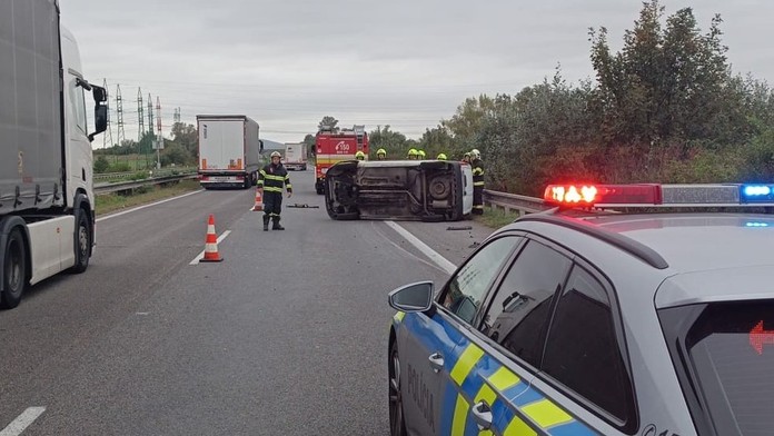 Prevrátené auto na diaľnici