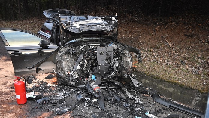 FOTO: Stáli pri nich všetci svätí. Hrozivo vyzerajúca nehoda medzi Prievidzou a Handlovou si vyžiadala viacero zranených