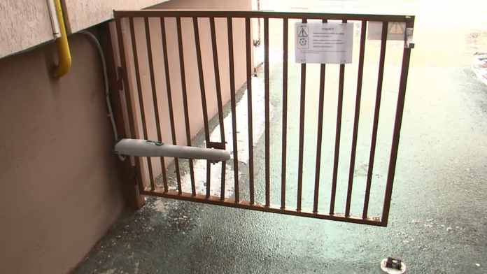 Prístup na verejné parkovisko prehradili elektrickou bránou