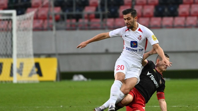 Na snímke vpravo kapitán Trnavy Martin Mikovič a hráč Serede Dani Iglesias.