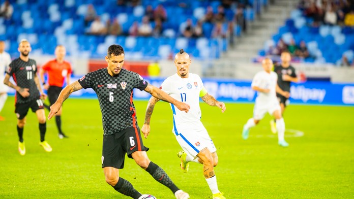 Dejan Lovren (Chorvátsko) a Marek Hamšík (Slovensko) počas zápasu H-skupiny kvalifikácie Majstrovstiev sveta 2022 Slovensko - Ch