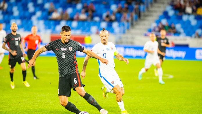 Dejan Lovren (Chorvátsko) a Marek Hamšík (Slovensko) počas zápasu H-skupiny kvalifikácie Majstrovstiev sveta 2022 Slovensko - Ch