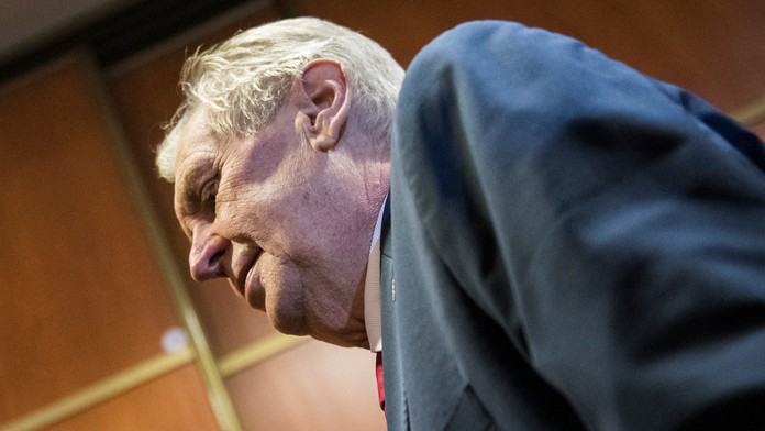 Petra Vlhová počúva slovenskú hymnu na stupni víťazov po víťazstve v slalome SP v švajčiarskom Lenzerheide.