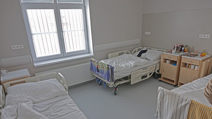 Na snímke sú nemocničné postele, prázdne, v nemocnici.