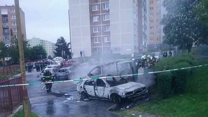 Zhorené autá na košickom Sídlisku Ťahanovce.