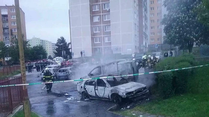 Zhorené autá na košickom Sídlisku Ťahanovce.