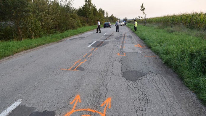 Polícia dokumentuje miesto nehody na ceste medzi Košicami a obcou Veľká Ida.