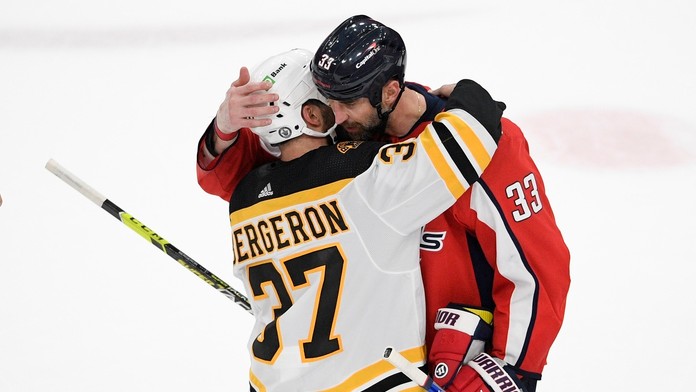 Patrice Bergeron a  Zdeno Chára sa objímajú po piatom zápase 1. kola play off.