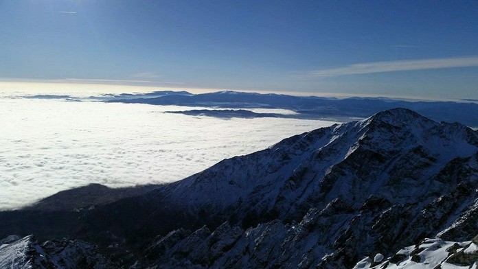 Inverzia v plnej kráse. Pohľad z Lomnického štítu na Levočské vrchy a Poprad. 24. novembra
