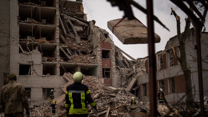 Hasiči zasahujú v budove, ktorá bola čiastočne zničená po ruskom bombardovaní v ukrajinskom Černihove.