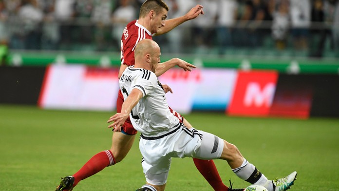 Trenčan Matúš Bero a hráč Varšavy Michal Pazdan.