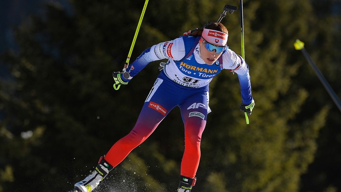 Biatlonista Quentin Fillon Maillet oslavuje triumf v štafete na MS 2020.