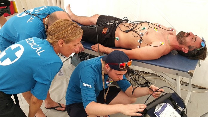 Ivan Jakeš v rukách zdravotníkov