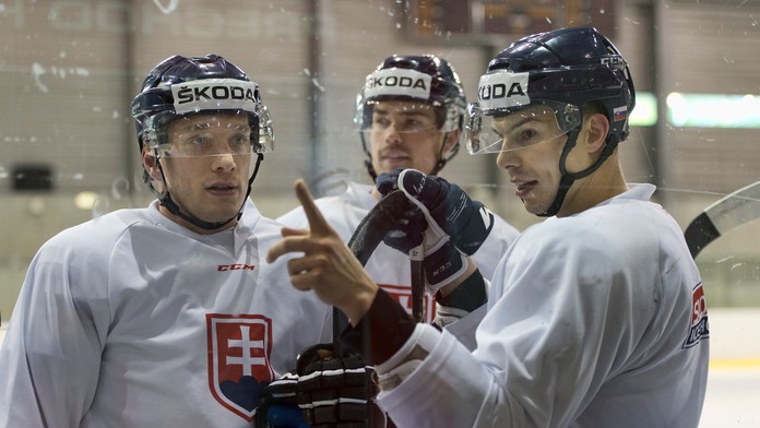 Na snímke v popredí vpravo Mário Bližňák, vľavo Marcel Haščák a uprostred Peter Čerešňák počas tréningu.