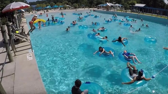 Plavčíčka zachraňuje topiace sa dieťa.