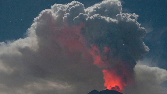 Sopka Agung chŕli  stĺp popola na Bali