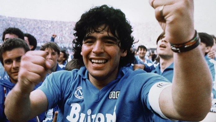 Zdravotníci, ktorí sa starali o Maradonu pred jeho smrťou, sú pred súdom. Hrozia im dlhé tresty