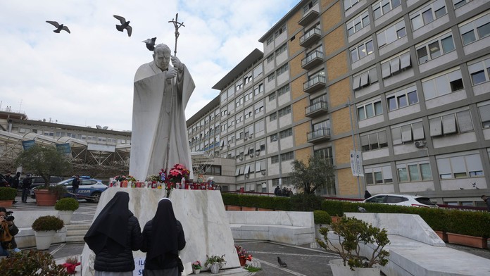 Na snímke mníšky, ktoré pred nemocnicou, kde je hospitalizovaný pápež.