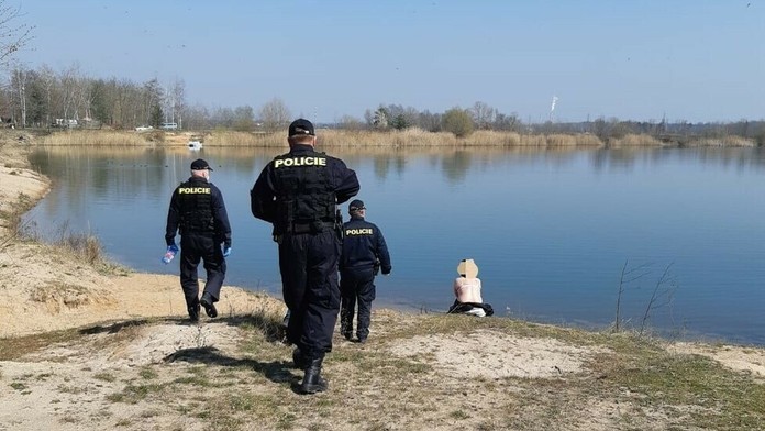 Polícia upozorňovala nudistov na nosenie rúšok