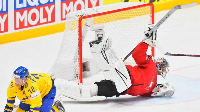 Vpravo tréner Craig Ramsay a vľavo asistent Róbert Petrovický si gratulujú po víťazstve nad Veľkou Britániou na MS 2019.