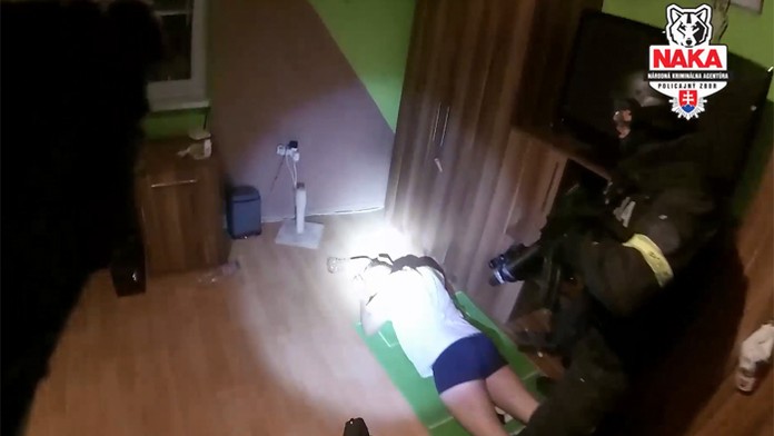 Polícia pri drogových raziách zadržala 12 ľudí.