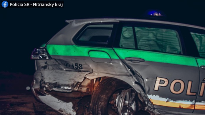 Opitý muž bez vodičského preukazu spôsobil nehodu. Narazil do dvoch policajných áut