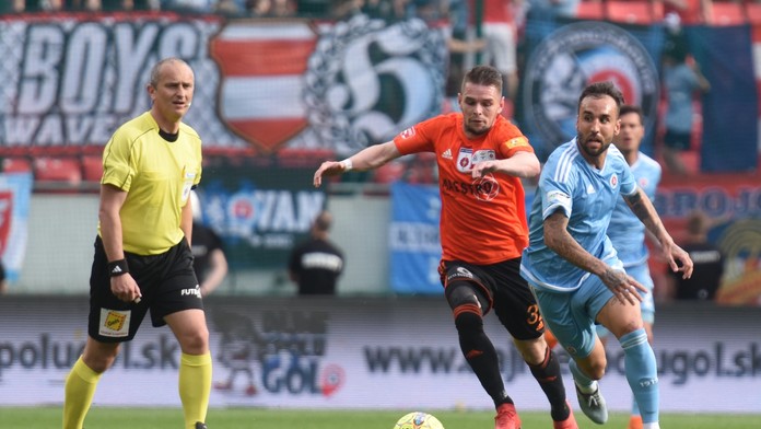 Róbert Gešnábel (v oranžovom) v dueli proti Slovanu.