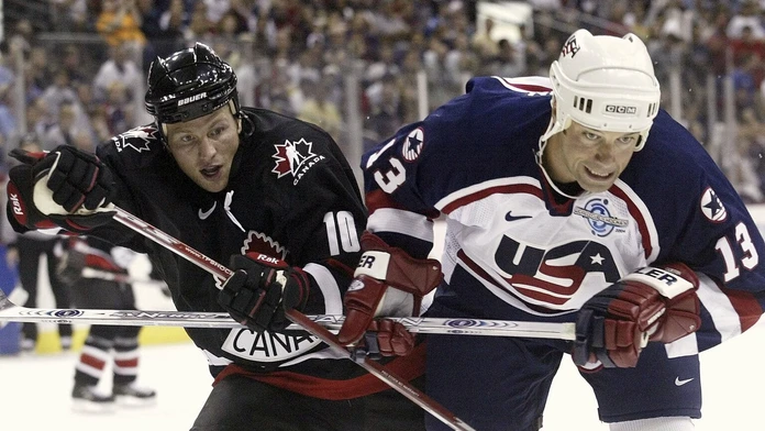 Bill Guerin (vpravo) z tímu USA a Brenden Morrow z tímu Kanady (archívna snímka, rok 2004)