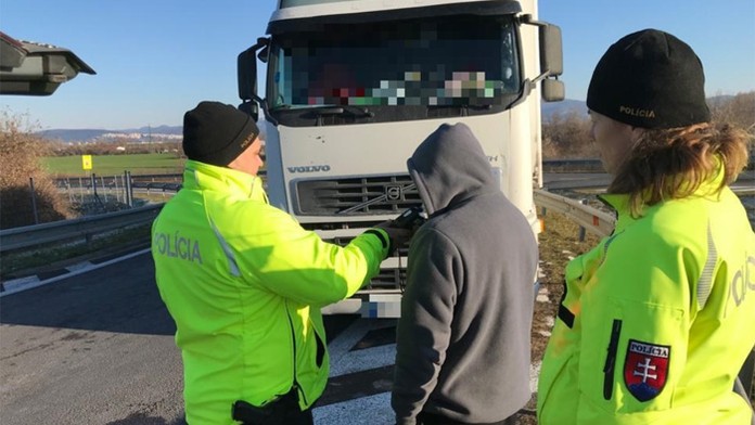 Opitý kamionista jazdil po diaľnici.