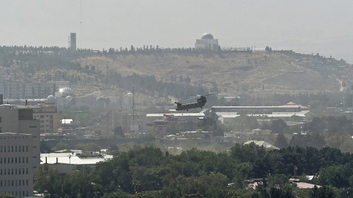 Vojenský vrtuľník evakuuje zamestnancov americkej ambasýdy v Kábule.