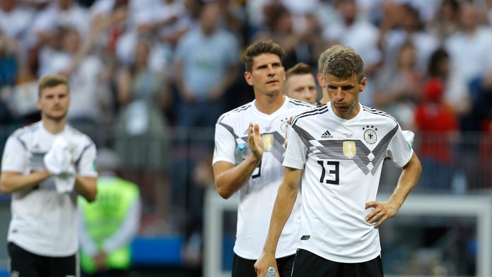 Sklamaní nemeckí hráči (vpredu Thomas Müller) po prehre proti Mexiku na MS 2018.