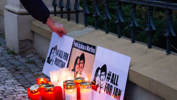 Spomienková akcia k piatemu výročiu vraždy novinára Jána Kuciaka v Prahe.