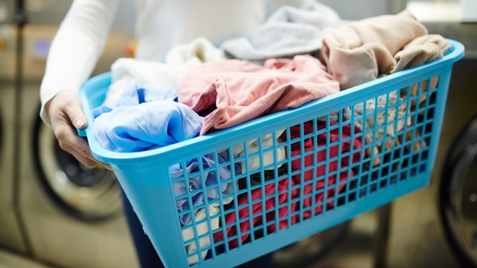 Špinavé oblečenie. Ilustračná snímka. 