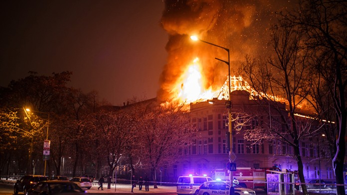 Takto horela strecha univerzity ešte minulý týždeň