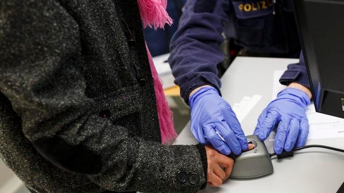 Skenovanie odtlačkov prstov migranta.