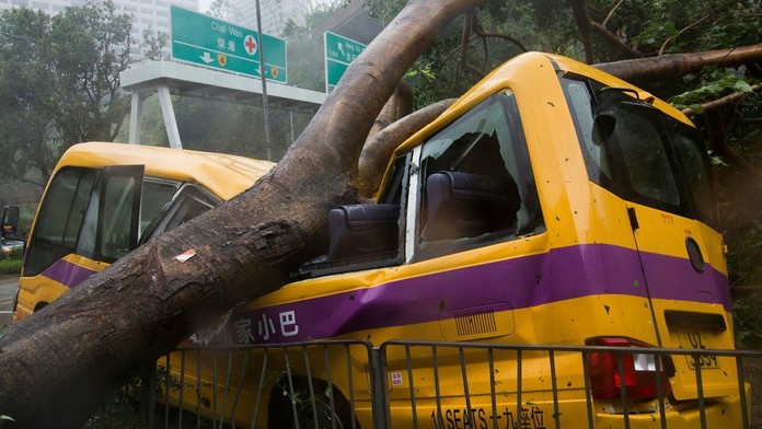 Škody po tajfúne Mangkhut v Hongkongu.