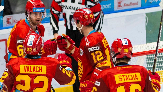 Hráči Banskej Bystrice oslavujú gól - archívna snímka.