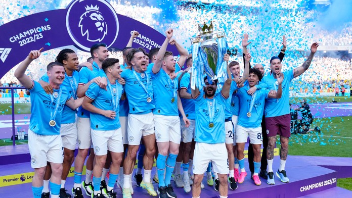 Hráči Manchesteru City  oslavujú s majstrovskou trofejou.