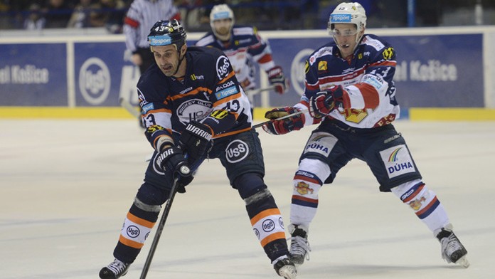 Hráč Zvolena Bruno Mráz, vľavo hráč Košíc Košíc Peter Bartoš.