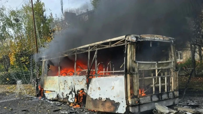Pri ruskom útoku na ukrajinský Kramatorsk boli zasiahnuté aj dva autobusy. Z mesta hlásia najmenej 33 obetí