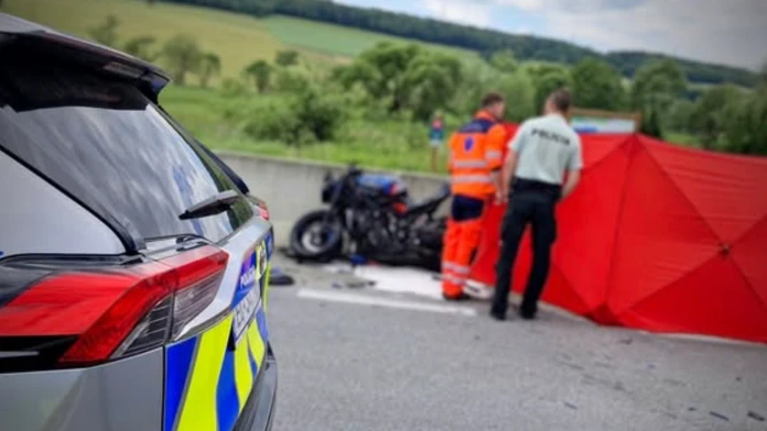 Na snímke záchranár a policajt na mieste tragickej nehody pri Svidníku.