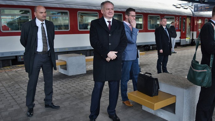 Prezident Andrej Kiska čaká na nástupišti stanice Poprad-Tatry na rýchlik IC do Bratislavy.