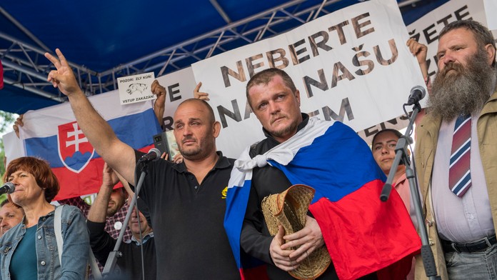 Na snímke organizátor protestov farmárov Patrik Magdoško na pódiu počas pochodu Za slušné Slovensko