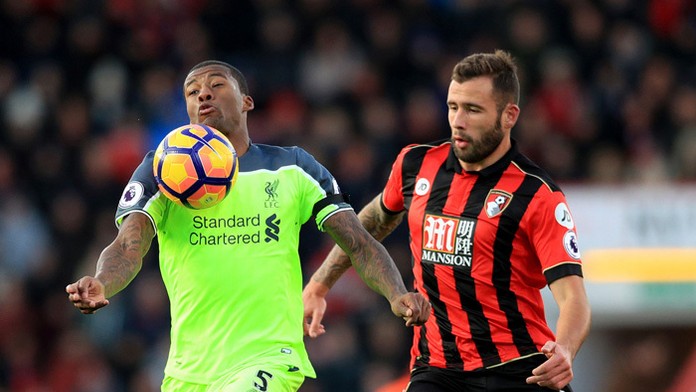 Vľavo hráč Liverpoolu Georginio Wijnaldum a Steve Cook (AFC Bournemouth)