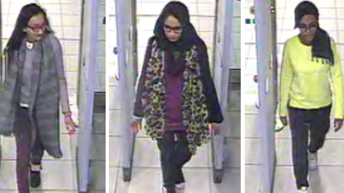 Britské školáčky, zľava Kadiza Sultana (16), Shamima Begum (15), Amira Abase (15) na londýnskom letisku Gatwick.