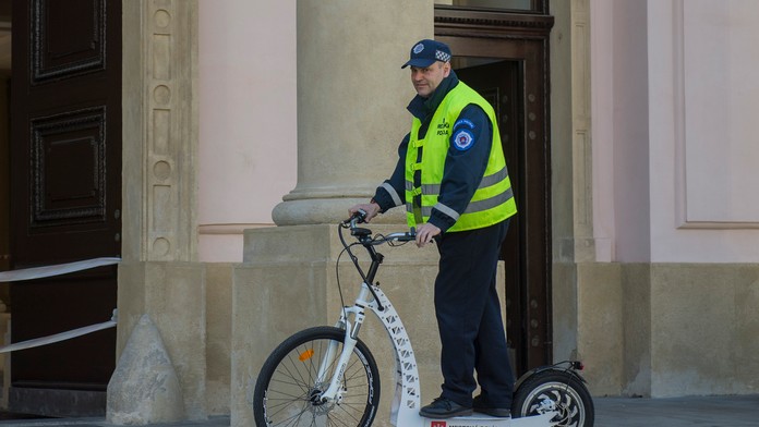 Mestský policajt na novej kolobežke.