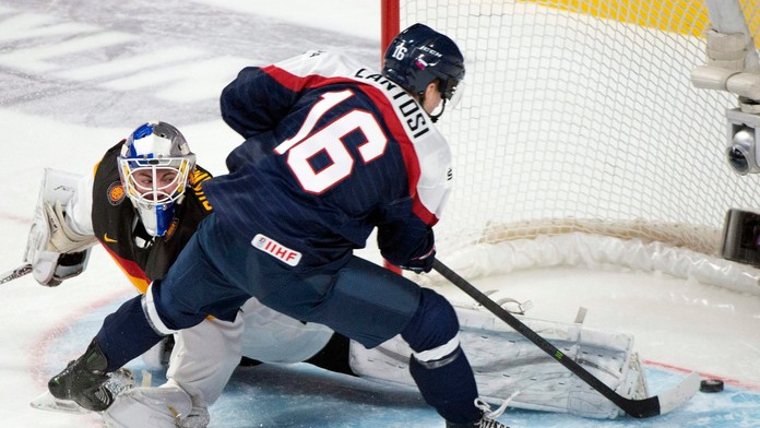 Slovenský hokejista Róbert Lantoši prekonáva brankára Iľju Šaripova.